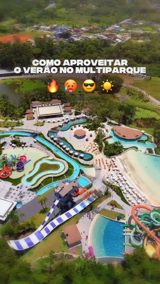 Post do Instagram com uma menina descendo um toboágua do parque.